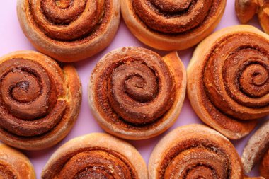 Leylak arkaplanda lezzetli tarçınlı rulo