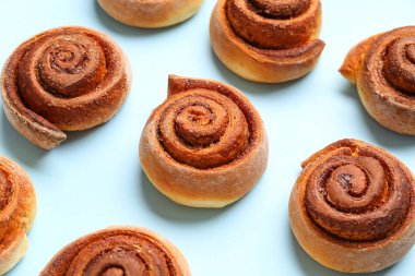 Mavi arka planda lezzetli tarçınlı rulo