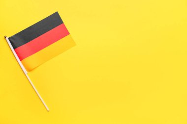 Sarı arkaplanda Almanya bayrağı
