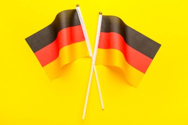 Sarı arkaplanda Almanya bayrakları