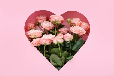 Kesik pembe kağıtlardan görülebilen güzel gül çiçekleri. Sevgililer Günü kutlaması