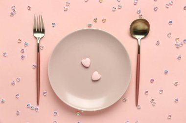 Pembe arka planda kalpleri olan güzel bir masa. Sevgililer Günü kutlaması