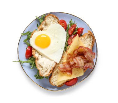 Lezzetli kızarmış yumurta, kruvasan, domates ve roka ile beyaz arka planda.