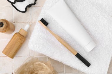 Hafif fayans masasında banyo malzemeleri ve kozmetik malzemeleri var.