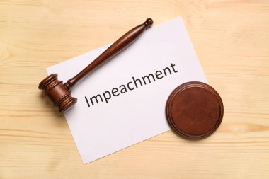 Kağıt kelime IMPEACHMENT ve ahşap arka planda Yargıç Tokmak