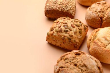 Bej arka planda farklı lezzetli çörekler.