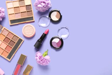 Leylak arkaplanda çiçekli makyaj ürünleri