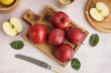 Tahta tahta tahta beyaz arka planda taze kırmızı elmalar