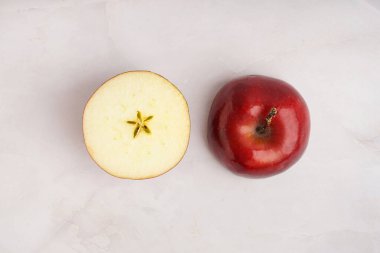 Beyaz arkaplanda taze kırmızı elma yarıları