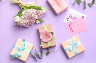 Hediye kartları ve mor arka planda kutuları olan güzel çiçekler. Uluslararası Kadınlar Günü