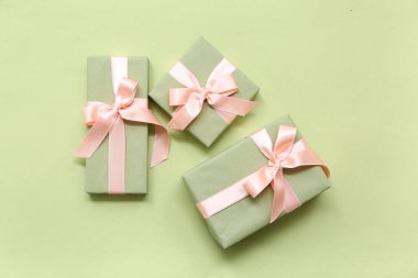 Yeşil arka planda hediye kutuları. Uluslararası Kadınlar Günü