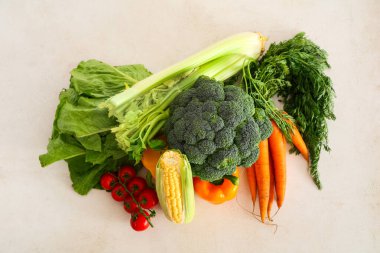 beyaz arkaplanda farklı taze sebzeler