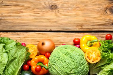 Ahşap arka planda farklı taze sebzeler