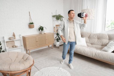 Evde hediye gözlüklü genç bir adam var.