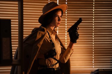 Geceleri ofisinde silahlı bir kadın casus.