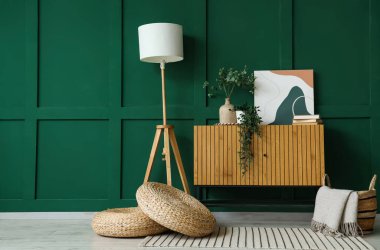 Okaliptüs dallarının lambası, resmi ve vazosu güzel odadaki çekmecelerin üzerinde.