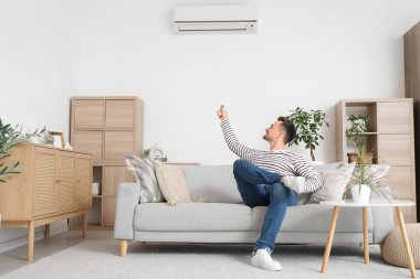 Evdeki klimayı açan yakışıklı adam.