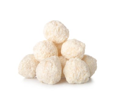 Beyaz arka planda izole edilmiş hindistan cevizi soslu lezzetli çikolatalar.