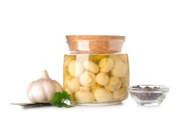 Beyaz arka planda konserve mantar ile Kavanoz
