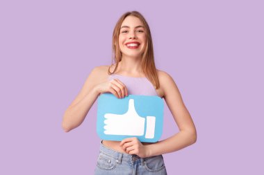 Mor arka planda ikon gibi güzel, genç, mutlu bir kadın.