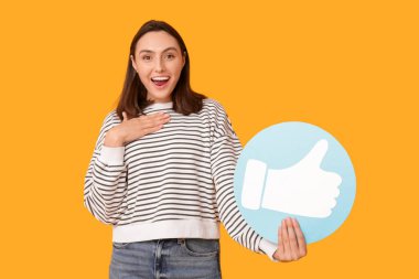 Sarı arka planda ikon gibi güzel, genç, mutlu bir kadın.