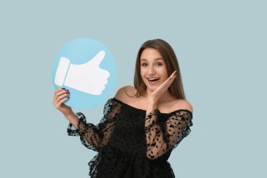 Mavi arka planda ikon gibi duran güzel genç bir kadın.