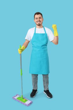 Mavi arka planda yer paspası olan erkek hademe