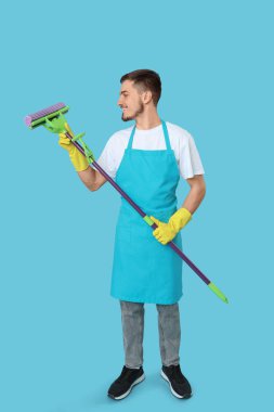 Mavi arka planda yer paspası olan erkek hademe