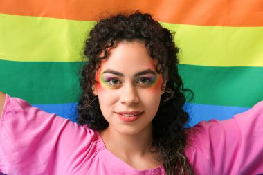 Genç Afro-Amerikalı kadın gökkuşağı bayrağına karşı. LGBT kavramı