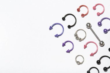 Gri arkaplanı delmek için farklı mücevherlere sahip kompozisyon