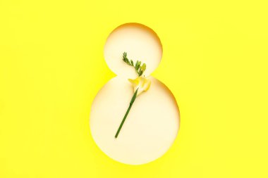 Sarı arka planda güzel çiçekli figür 8 şeklinde kesilmiş kağıt. Uluslararası Kadınlar Günü