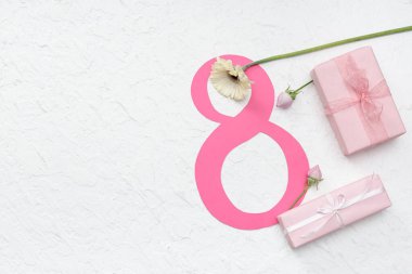 Şekil 8, kağıttan yapılmış güzel güller, gerbera çiçeği ve beyaz arka planda hediye kutuları. Uluslararası Kadınlar Günü