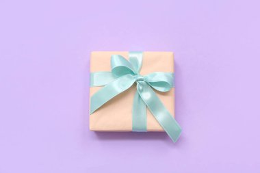 Leylak arkaplanlı bir hediye kutusu. Uluslararası Kadınlar Günü