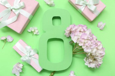 Şekil 8, hediye kutuları ve yeşil arka planda güzel ortanca çiçekleriyle kağıttan yapılmıştır. Uluslararası Kadınlar Günü