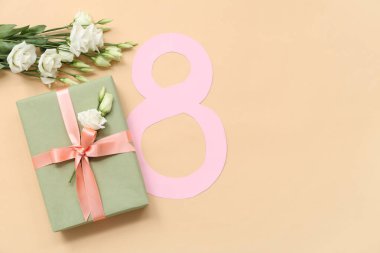 Şekil 8, hediye kutusu ve bej arka planda güzel beyaz Eustoma çiçekleri olan kağıttan yapılmıştır. Uluslararası Kadınlar Günü
