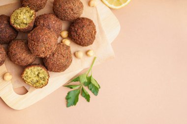 Nefis falafel köfteli ahşap tahta tahta ve bej arka planda nohut.