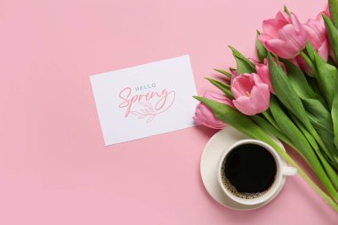 Mesajlı tebrik kartı Hello İlkbaharı, güzel laleler ve pembe arka planda bir fincan kahve