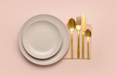 Pembe arkaplanda güzel masa ayarları