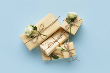 Mavi arka planda güzel beyaz güller olan hediye kutuları. Uluslararası Kadınlar Günü