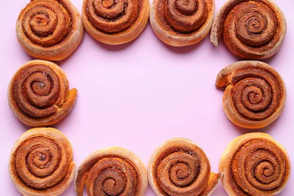 Leylak arkaplanda lezzetli tarçınlı rulolardan yapılmış çerçeve