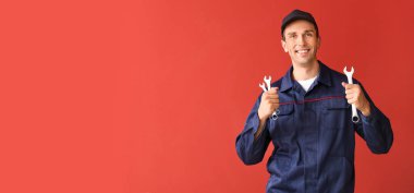 Kırmızı arkaplanda, metin için yeri olan erkek araba tamircisi