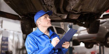 Arabaya servis merkezi inceleyerek pano ile erkek makinist