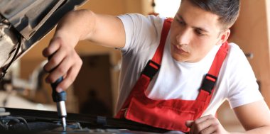 Genç makinist tamir arabaya Servis Merkezi otomatik