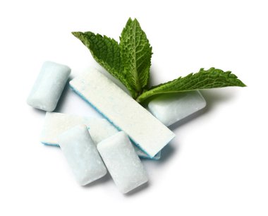 Beyaz arka planda nane şekerli bir yığın taze diş eti.