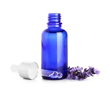 Beyaz arka planda gerekli yağ ve aromatik lavanta çiçekleri.