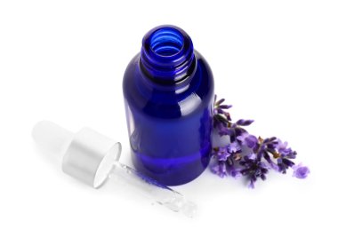 Beyaz arka planda gerekli yağ ve aromatik lavanta çiçekleri.