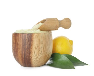 Beyaz arka planda izole edilmiş kepçeyle bir kase limon vücut fırçası.