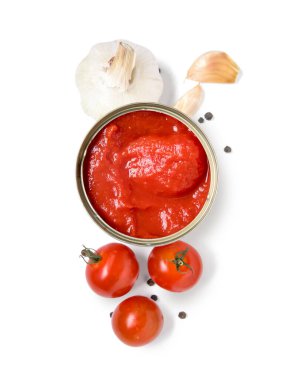 Beyaz arka planda domatesli teneke kutu