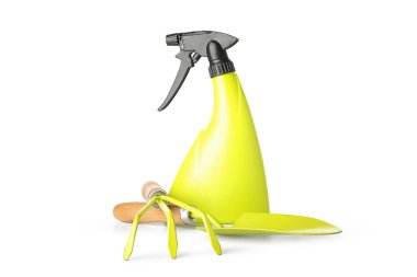 Beyaz arka planda farklı bahçe araçları