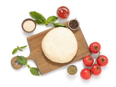 Beyaz arka planda pizza hazırlamak için ham hamur ve malzemeler